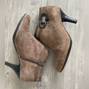 Tan Suede ankle boots by Söfft